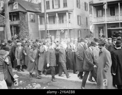 Schützen, die bei Sing Sing, Whitey Lewis ankommen, Schützen verurteilt wegen Mordes Herman Rosenthal; auf dem Weg zum Sing Sing Gefängnis, Ossining, New York, 1912. November, Glass negative, 1 negativ: Glas; 5 x 7 Zoll Oder kleiner. Stockfoto