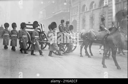 Mit dem Körper von Whitelaw Reid zu einem britischen Kreuzer bringt Photo Wachen in London, die den Caisson begleiten, der Whitelaw Reid, den amerikanischen Botschafter in Großbritannien, trägt. (Bibliothekspersonal), 1912. Dezember, Glasnegative, 1 negativ: Glas; 5 x 7 cm Oder kleiner. Stockfoto