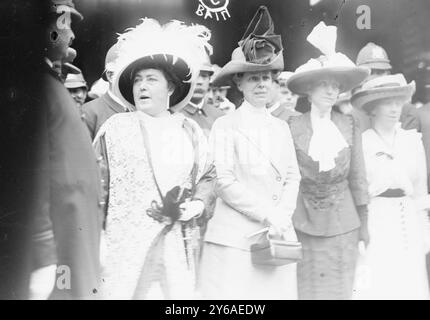 Mrs. N. Mack, Mrs. WM. H. Taft, L.L. Francis, Mildred Aubry, Foto zeigt Frauen, darunter Harriet T. Mack, Ehefrau von Norman E. Mack (1858–1932), der Vorsitzender der Demokratischen Partei war, und Mrs. Helen (Herron) Taft (1861–1943), Ehefrau von Präsident William Howard Taft, auf der Demokratischen Nationalversammlung 1912 in Baltimore, Maryland., 1912 Juni oder Juli, Glas negative, 1 negativ: Glas; 5 x 7 cm. Oder kleiner. Stockfoto