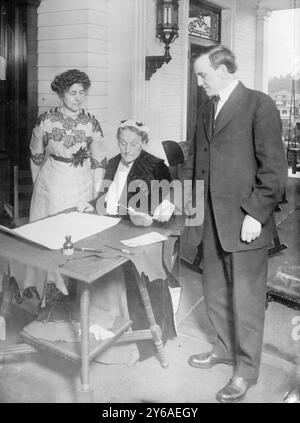 Mrs. Coe, Mrs. Duniway, Gouverneur West, Foto zeigt Abigail Scott Duniway, die am 30. November 1912 Oregon's EQUAL Suffrage Proklamation unterzeichnet, während Gouverneur Oswald West und Viola M. Coe sich anschauen. Zwischen ca. 1910 und ca. 1915, Glass negative, 1 negativ: Glass; 5 x 7 Zoll. Oder kleiner. Stockfoto