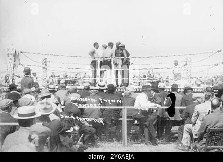 Johnson - Flynn Contest, Foto zeigt die Boxer Jack Johnson (1878-1946) und Jim Flynn (1879-1935) (* Andrew Chiariglione) im Ring in Las Vegas, New Mexico, 4. Juli 1912., 1912. Juli 4. Glasnegative, 1 negativ: Glas; 5 x 7 Zoll Oder kleiner. Stockfoto