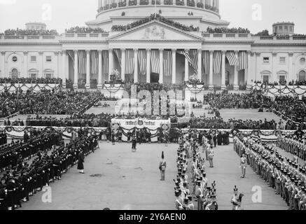 Inauguration, 1913, Photo shows crowd and lines of cadets at the United States Capitol, Washington, D.C., for the first inauguration of President Woodrow Wilson, March 4, 1913., 1913 March 4., Glass negatives, 1 negative: glass; 5 x 7 in. or smaller. Stockfoto