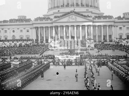 Inauguration, 1913, Photo shows crowd and lines of cadets at the United States Capitol, Washington, D.C., for the first inauguration of President Woodrow Wilson, March 4, 1913., 1913 March 4., Glass negatives, 1 negative: glass; 5 x 7 in. or smaller. Stockfoto