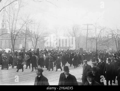 Suffrage Hike to Wash'n, Foto zeigt Suffrage Wanderer, die an der Wanderung von New York City nach Washington, D.C. teilnahmen, die an der National American Woman Suffrage Association Parade am 3. März 1913 teilnahm. Februar 1913, Glass negative, 1 negative: Glass; 5 x 7 cm. Oder kleiner. Stockfoto