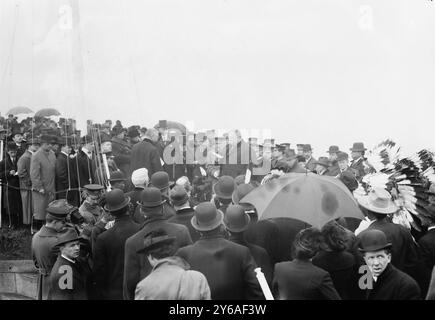 Taft am Indian Monument Widmung, Foto zeigt Präsident William Howard Taft bei der Spatenstich-Zeremonie für das National American Indian Memorial (das nie gebaut wurde), Fort Wadsworth, Staten Island, New York., 22. Februar 1913, Glasnegative, 1 negativ: Glas; 5 x 7 Zoll Oder kleiner. Stockfoto