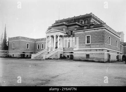 Parlamentsgebäude, Athen, Foto zeigt das alte Parlamentsgebäude, das von 1875 bis 1935 dem griechischen Parlament diente, in der Stadiou Straße 11 in Athen, Griechenland. Das Gebäude ist derzeit das National Historical Museum., 15. Oktober 1912, Glasnegative, 1 negativ: Glas; 5 x 7 cm. Oder kleiner. Stockfoto