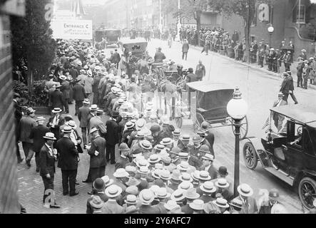 Menge in der Kongresshalle - Balt., Foto auf der Democratic National Convention 1912, die im Fifth Regiment Armory, Baltimore, Maryland, vom 25. Juni bis 2. Juli 1912 stattfand, Balt, Glasnegative, 1 negativ: Glas; 5 x 7 Zoll Oder kleiner. Stockfoto