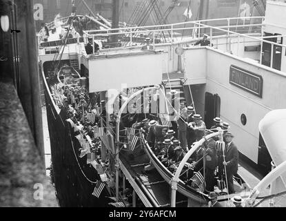 Athleten auf FINNLAND, Foto zeigt das Schiff der Red Star Line Finland, das die US-Olympiamannschaft 1912 zu den Olympischen Sommerspielen in Stockholm, Schweden, transportierte., 1912, Glas-negative, 1 negativ: Glas; 5 x 7 Zoll Oder kleiner. Stockfoto