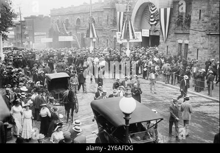 Menschenmenge vor der Convention Hall, Baltimore, MD., Foto gemacht auf der Democratic National Convention 1912, die im Fifth Regiment Armory, Baltimore, Maryland, vom 25. Juni bis 2. Juli 1912 stattfand. Baltimore, MD, Glasnegative, 1 negativ: Glas; 5 x 7 Zoll Oder kleiner. Stockfoto