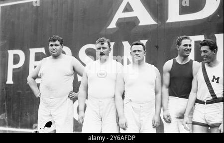 Ralph Rose, Pat McDonald, Matt Grath, Jones, Kaviatt, d. h. Kiviat, Foto zeigt Mitglieder des amerikanischen Leichtathletik-Teams bei den Olympischen Sommerspielen 1912 in Stockholm, darunter Ralph Waldo Rose (1884–1913), Patrick Joseph McDonald (McDonnell) (1887–1954), Matthew John McGrath (1877–1941), John Paul Jones (1890–1970) und Albert Richard „Abel“ Kiviat (1892–1991)., 1912, Glasnegative, 1 negativ: Glas; 5 x 7 Zoll. Oder kleiner. Stockfoto