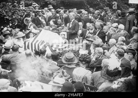 Marshall nimmt die Nominierung an, Foto zeigt Thomas Riley Marshall (1854–1925), Gouverneur von Indiana, hält seine Dankesrede für Woodrow Wilsons Laufkollege in Indianapolis, Indiana, 20. August 1912., 1912. August 20. Glasnegative, 1 negativ: Glas; 5 x 7 Zoll Oder kleiner. Stockfoto