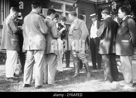 Roosevelt & Reporters, Sagamore Hill, Foto zeigt Präsident Theodore Roosevelt mit Reportern in seinem Haus, Sagamore Hill, Cove Neck, Long Island, New York. Juni 1912, Glasnegative, 1 negativ: Glas; 5 x 7 Zoll Oder kleiner. Stockfoto