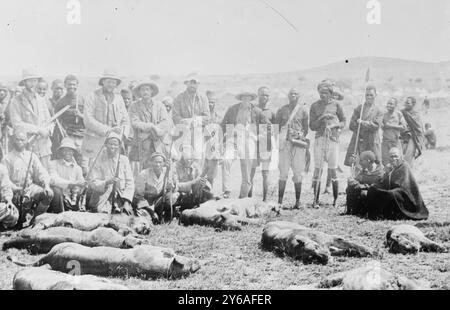 Morgenarbeit - getötet in 15 Minuten - Paul Raineys afrikanische Jagd., Foto zeigt den Geschäftsmann, Jäger und Philanthropen Paul James Rainey (1877-1923) und afrikanische Männer mit toten Löwen? In Afrika, zwischen ca. 1910 und ca. 1915, Glasnegative, 1 negativ: Glas; 5 x 7 Zoll Oder kleiner. Stockfoto