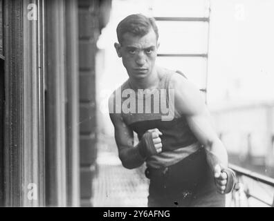 Leach Cross, Foto zeigt den amerikanischen Leichtgewicht-Boxer Leach Cross (1886-1957), dessen Geburtsname Louis Charles Wallach war., zwischen ca. 1910 und ca. 1915, Glasnegative, 1 negativ: Glas; 5 x 7 Zoll Oder kleiner. Stockfoto