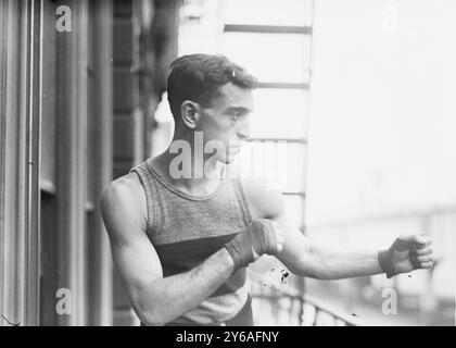 Leach Cross, Foto zeigt den amerikanischen Leichtgewicht-Boxer Leach Cross (1886-1957), dessen Geburtsname Louis Charles Wallach war., zwischen ca. 1910 und ca. 1915, Glasnegative, 1 negativ: Glas; 5 x 7 Zoll Oder kleiner. Stockfoto