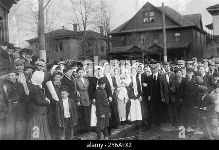 Streikende in Auburn - April '13, Foto zeigt Streikende, die an Streiks im Zusammenhang mit der Demontage des Garnwerks der International Harvester Company, Auburn, New York, beteiligt waren., 1913. April, Auburn, Glasnegative, 1 negativ: Glas; 5 x 7 Zoll Oder kleiner. Stockfoto