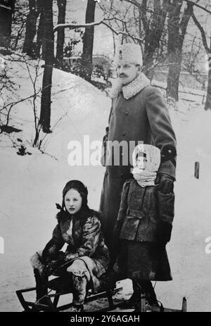 Prinz Carl, Schweden mit Margarete & Martha, Foto zeigt Prinz Carl von Schweden und Norwegen (1861-1951) mit seinen Kindern Prinzessin Margaretha (1899-1977) und Prinzessin Martha, spätere Kronprinzessin von Norwegen (1901-1954)., 1909, Glasnegative, 1 negativ: Glas; 5 x 7 cm. Oder kleiner. Stockfoto