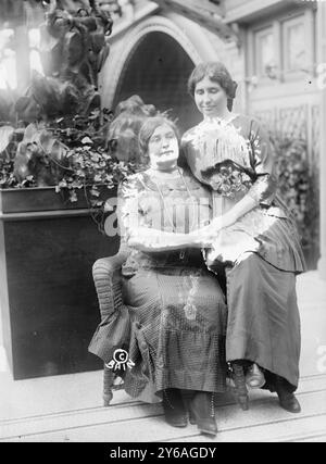 Helen Keller & Mrs. Macy, Foto zeigt Helen Keller (1880-1968) mit ihrer Lehrerin Anne Sullivan Macy (1866-1936) möglicherweise auf der International Flower Show, New York City, April 1913., 1913 April, Glass negative, 1 negativ: Glas; 5 x 7 Zoll Oder kleiner. Stockfoto