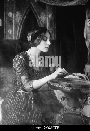 Napierkowska, Foto zeigt französische Schauspielerin, Tänzerin und Stummfilmstar Stacia Napierkowska (1891-1945)., zwischen ca. 1910 und ca. 1915, Glasnegative, 1 negativ: Glas; 5 x 7 Zoll. Oder kleiner. Stockfoto