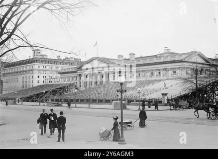Stand in front of Treasury Bldg., Photo shows stands set up in front of the Treasury Building, Washington, D.C. probably for the inauguration of Woodrow Wilson which took place on March 4, 1913., 1913 Feb. 22, Glass negatives, 1 negative: glass; 5 x 7 in. or smaller. Stockfoto