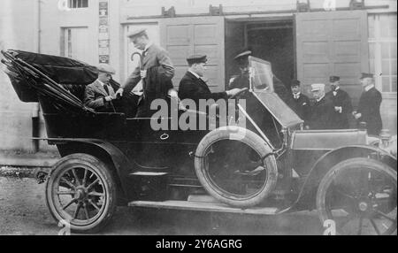 Prince of Wales in Deutschland, Foto zeigt Edward, Prince of Wales (später Edward VIII., der Herzog von Windsor) (1894–1972), sitzend in einem 1910er Pierce-Arrow-Tourenwagen mit Hermann Georg Fiedler, Professor für Deutsch an der Universität Oxford am 31. März 1913 außerhalb der Zeppelin-Werke in Friedrichschafen. Ferdinand Graf von Zeppelin (1838-1917) ist in weißer Kappe in der Nähe der Tür., 1913. März 31, Glasnegative, 1 negativ: Glas; 5 x 7 Zoll. Oder kleiner. Stockfoto