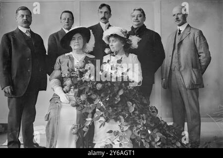 Mrs. Macy, Helen Keller & Committee, Flower Show, Foto zeigt Helen Keller (1880-1968) mit ihrer Lehrerin Anne Sullivan Macy (1866-1936), die Präsentation der Rosen auf der International Flower Show, New York City, 7. April 1913, 1913. April 7, Glasnegative, 1 negativ: Glas; 5 x 7 Zoll Oder kleiner. Stockfoto