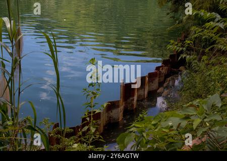 Ein Metallsystem, eine Barriere, um die Ufer des Flusses zu stärken Stockfoto