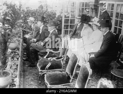 Prinz Wilhelm - Kronprinz, König Schweden bei Olympischen Spielen, Fotoshows (von links nach rechts) Prinz Wilhelm von Schweden und Norwegen (1884-1965), Herzog von Sd̐ermanland; Kronprinz Gustav VI Adolf von Schweden (1882-1973) mit ihrem Vater König Gustav V. bei den Olympischen Sommerspielen 1912 in Stockholm, Schweden., 1912, Glasnegative, 1 negativ: Glas; 5 x 7 Zoll Oder kleiner. Stockfoto