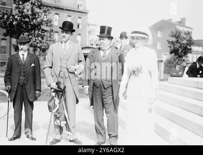 Dr. Cook Adams, John Barrett, Sir Geo Das Foto zeigt den australischen Politiker Sir George Houstoun Reid (1845–1918), Lady Reid und den amerikanischen Diplomaten John Barrett (1866–1938). Mit ihnen könnte George Cooke Adams aus Chicago und ehemals Australien sein., ca. 1912, Glasnegative, 1 negativ: Glas; 5 x 7 Zoll. Oder kleiner. Stockfoto