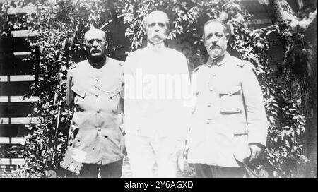 Brig. Gen. E.Z. Steever, Gen. V. Huerta, Gen. Joaquin Tellez, Foto zeigt von links nach rechts: Victoriano Huerta, Edgar z. Steever und Joaquin Tellez, wahrscheinlich anlässlich eines Besuchs, den Huerta und Tellez Steever in Fort Bliss, Texas am 31. August (?), 1912., 1912, Glass negative, 1 negativ: Glass; 5 x 7 Zoll Oder kleiner. Stockfoto