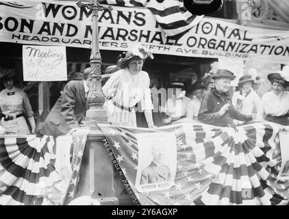 Daisy Harriman spricht auf einer Demokratischen Kundgebung am Union Square, New York City, Foto zeigt ein Banner für die Woman's National Wilson and Marshall Organization. Die New York Times gibt an, dass Mrs. Jaffray Borden (Daisy) Harriman die Gründerin und den Vorsitzenden war. Sie waren mindestens bis zur Wahl 1912 aktiv., 20. August 1912, Glas-negative, 1 negativ: Glas; 5 x 7 Zoll. Oder kleiner. Stockfoto