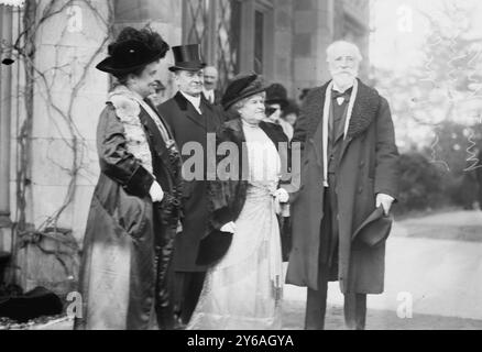 Mr. & Mrs. Darlington & Dr. McCracken & Wife (Gould Wedding), Foto zeigt Gäste bei der Hochzeit von Helen Miller Gould (1868-1938) mit Finley Johnson Shepard am 22. Januar 1913. Enthalten sind der Pädagoge Henry Mitchell MacCracken (1840–1918) und seine Frau., 23. Januar 1913, Glasnegative, 1 negativ: Glas; 5 x 7 Zoll. Oder kleiner. Stockfoto