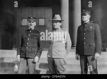 Colonel Barnett - Colonel LeJeune - Colonel Powers, Foto zeigt Major General George Barnett, der von 1914 bis 1920 Kommandant des US Marine Corps war, Lieutenant General John Archer Lejeune (1867–1942), der von 1920 bis 1929 Kommandant des Marine Corps war, und Colonel Powers., 1913 Februar 19, Glass negative, 1 negative: Glass; 5 x 7 Zoll. Oder kleiner. Stockfoto