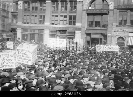 Tag '13. Mai, Streikende auf dem Union Square, Foto zeigt die Menschenmenge, die sich auf dem Union Square, New York City, während der Maiparade am 1. Mai 1913 versammelt hat. Einige halten Schilder auf Jiddisch, Italienisch und Englisch., 1. Mai 1913, Glasnegative, 1 negativ: Glas; 5 x 7 Zoll Oder kleiner. Stockfoto