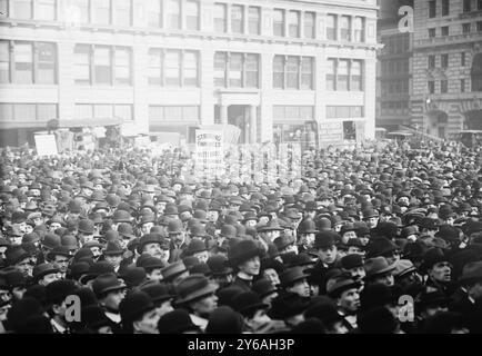 Stürmer, Union Square, May Day, '13, Foto zeigt die Menge, die sich auf dem Union Square, New York City versammelte, während der Maiparade, 1. Mai 1913, 1913, Glass negative, 1 negativ: Glas; 5 x 7 Zoll Oder kleiner. Stockfoto