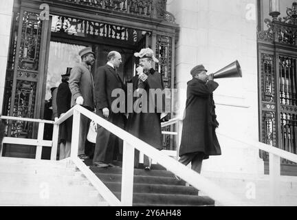 John Barrett & Graf von Bernstorff, Foto zeigt den Diplomaten John Barrett (1866–1938), den Generaldirektor der Pan American Union und den deutschen Botschafter Johann Heinrich von Bernstorff (1862–1939) beim Empfang des Diplomatischen Korps im Pan American Building in Washington D. C. am Neujahrstag 1913. Afroamerikanischer Mann mit Megaphon steht vor Männern., 1. Januar 1913, Glasnegative, 1 negativ: Glas; 5 x 7 Zoll Oder kleiner. Stockfoto