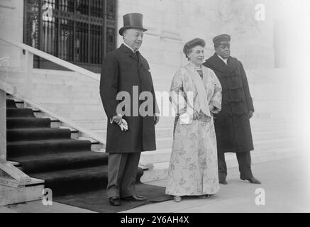 P.C. Knox & Wife, Photo zeigt Außenminister Philander Chase Knox (1853–1921) und seine Frau, die am Neujahrstag 1913 den Empfang des Diplomatischen Korps im Pan American Building in Washington D.C. veranstalteten. Afroamerikaner steht neben Mrs. Knox., 1. Januar 1913, Glasnegative, 1 negativ: Glas; 5 x 7 Zoll Oder kleiner. Stockfoto