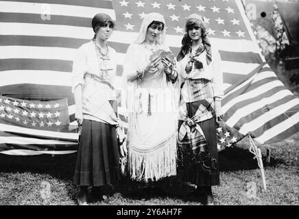 Virginia Pritchard, Sue Spiller, Gertrude Watson, Foto zeigt drei Frauen, die als Wahrsager gekleidet sind, mit einer amerikanischen Flagge dahinter. Zeigt möglicherweise eine Gartenparty, die am 6. Juni 1917 auf Governor's Island in New York stattfand, um die Army Relief Society zu unterstützen., ca. 1915, Glasnegative, 1 negativ: Glas; 5 x 7 cm. Oder kleiner. Stockfoto