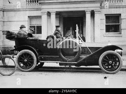 W.H. Taft, Foto zeigt Präsident William Howard Taft (1857–1930) in einem Presidential Pierce Arrow 66 A. P. Touring Car., zwischen ca. 1910 und ca. 1915, Glasnegative, 1 negativ: Glas; 5 x 7 Zoll. Oder kleiner. Stockfoto