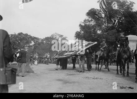 MAINE Monument, Blumen aus Kubanern, Foto zeigt das Denkmal für das Schlachtschiff Maine, das im Hafen von Havanna, Kuba, während des Spanisch-Amerikanischen Krieges von 1898 explodierte. 1913 wurde das Denkmal am Columbus Circle und am Eingang der 59th Street zum Central Park in New York City aufgestellt., 1913. Mai, Glasnegative, 1 negativ: Glas; 5 x 7 Zoll. Oder kleiner. Stockfoto