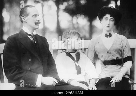 König Haakon und Königin Maud von Norwegen und Kronprinz Olaf, anderer Titel, König Haakon, König Maud und Kronprinz Olaf von Norwegen., Foto zeigt Haakon VII, König von Norwegen (1872-1957) mit seiner Frau Prinzessin Maud von Wales (1869-1938) und Prinz Olav V. (1903-1991), der 1957 König von Norwegen wurde., 1913 Juli 17, Glasnegative, 1 negativ: Glas; 5 x 7 cm. Oder kleiner. Stockfoto