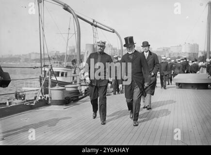 ADM. Badger & Mayor Gaynor, Foto zeigt Bürgermeister William Jay Gaynor mit Konteradmiral Charles J. Badger, Kommandeur der Atlantikflotte, der in New York City war, um an der Enthüllungszeremonie für die Gedenkstätte für das Schlachtschiff Maine teilzunehmen, das während des Spanisch-Amerikanischen Krieges 1898 im Hafen Havanna explodierte. 1913 wurde das Denkmal am Columbus Circle und am Eingang der 59th Street zum Central Park in New York City aufgestellt., 1913. Mai, Glasnegative, 1 negativ: Glas; 5 x 7 Zoll. Oder kleiner. Stockfoto