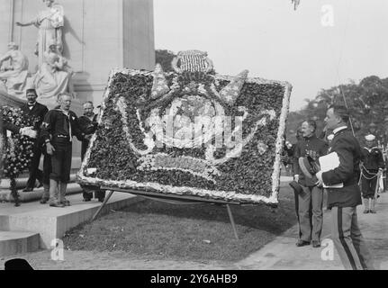 MAINE Monument, Blumen aus Kubanern, Foto zeigt das Denkmal für das Schlachtschiff Maine, das im Hafen von Havanna, Kuba, während des Spanisch-Amerikanischen Krieges von 1898 explodierte. 1913 wurde das Denkmal am Columbus Circle und am Eingang der 59th Street zum Central Park in New York City aufgestellt., 1913. Mai, Glasnegative, 1 negativ: Glas; 5 x 7 Zoll. Oder kleiner. Stockfoto