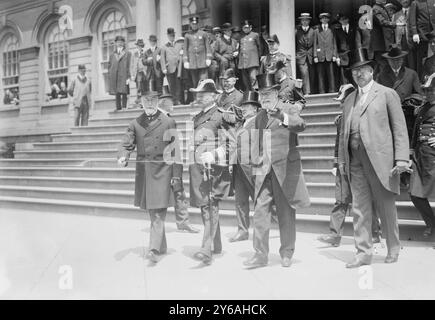 Gaynor, Badger, Wilson, Smith, Foto zeigt Bürgermeister William Jay Gaynor, Docks Commissioner Robert A.C. Smith (1857–1933), Konteradmiral Charles J. Badger, Kommandant der Atlantikflotte und General James Grant Wilson, Mitglied des Maine Monument Committee, auf den Stufen des New Yorker Rathauses. Badger und Wilson waren in New York für die Enthüllungszeremonien für das Denkmal für das Schlachtschiff Maine, das im Hafen von Havanna, Kuba, während des Spanisch-Amerikanischen Krieges von 1898 explodiert war. 1913 wurde das Denkmal am Columbus Circle und am Eingang der 59th Street zum Central Park in New Yor platziert Stockfoto