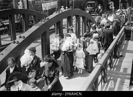 Das Foto zeigt wahrscheinlich Mütter und ihre Kinder, die mit der Fähre nach Sea Breeze auf Coney Island fahren, auf einer Reise, die vom Fresh Air Home der New York Association zur Verbesserung des Zustands der Armen gesponsert wurde., 2. Juni 1913, Glass negative, 1 negativ: Glass; 5 x 7 cm. Oder kleiner. Stockfoto