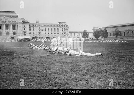 Scharmützel - Annapolis, Foto zeigt Bohrer vor der Bancroft Hall auf dem Campus der United States Naval Academy, Annapolis, Maryland, 1913. Juni 1913, 3. Juni, Glasnegative, 1 negativ: Glas; 5 x 7 Zoll Oder kleiner. Stockfoto