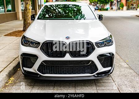 Seattle, WA, USA - 22. Juli 2024: 2020 BMW x6 m weiß. BMW ist ein deutscher multinationaler Hersteller von Luxusfahrzeugen und Motorrädern. BMW ist ein Prestige Stockfoto