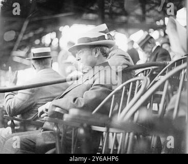 James S. Sherman, WM. Taft's Vice President - erster Vice President, der einen Ball bei einem Spiel auswirft (Baseball), 1912, Glass negative, 1 negative: Glass; 5 x 7 Zoll Oder kleiner. Stockfoto