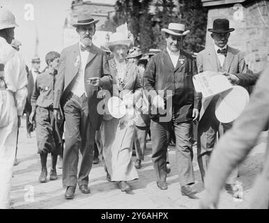 Kern, Mrs. Bryan, W. J. Bryan und Bruder verlassen die Halle, Foto zeigt Indiana Senator John Worth Kern und William Jennings Bryan, möglicherweise während des Präsidentschaftswahlkampfs 1912., ca. 1912, Glas-negative, 1 negativ: Glas; 5 x 7 cm. Oder kleiner. Stockfoto