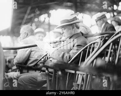 James S. Sherman, WM. Taft's Vice President - erster Vice President, der einen Ball bei einem Spiel auswirft (Baseball), 1912, Glass negative, 1 negative: Glass; 5 x 7 Zoll Oder kleiner. Stockfoto